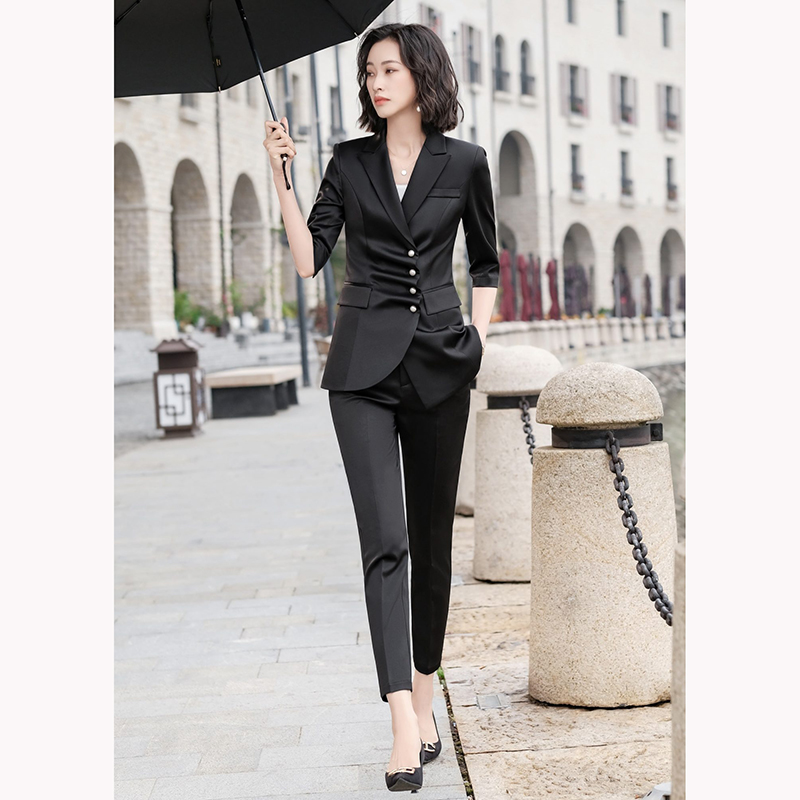 kudapy ชุดสูททำงานผู้หญิงสีดำ/สีฟ้า แต่งกระดุมแถวพร้อมกางเกง จุดเด่นของชุดนี้คือการออกแบบเพิ่มดีเทลกระดุมด้านหน้า