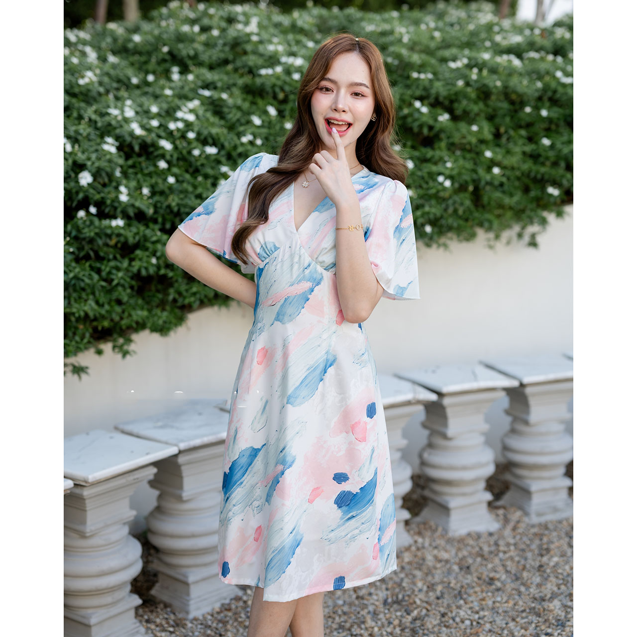 kudapy เดรสสั้นสีเอิร์ธโทน/สีพาสเทล/สีโทนฟ้า/สีโทนสีโอรส ตัวเสื้อเป็นคอวีจับจีบเดรปที่อก ต่อลงมาเป็นกระโปรงทรงเอบาน แขนเสื้อเป็นทรง Bell