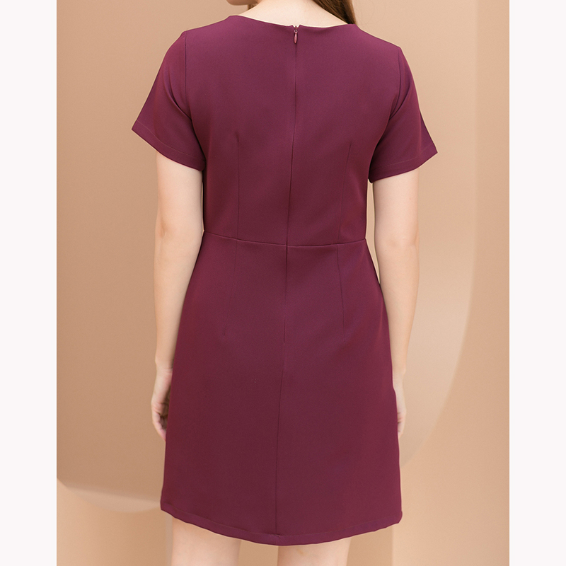 kudapy เดรสสั้นสีแดงเข้ม/สีเทาเข้ม ตัดต่อเล่นคัทติ้งกลางลำตัวและช่วงไหล่ มีกระเป๋าด้านข้าง งานซับในทั้งตัว