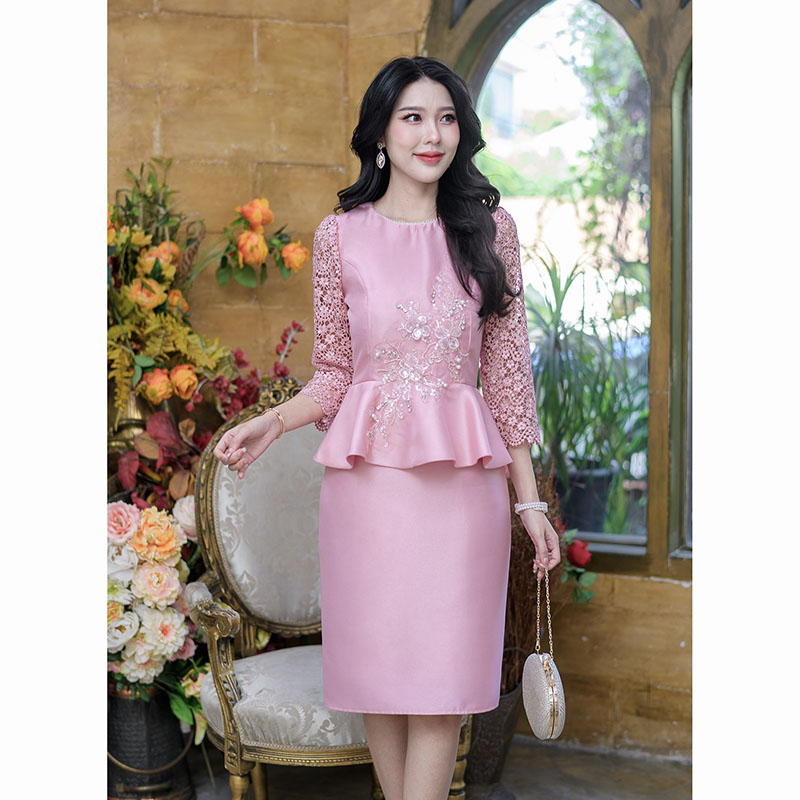 kudapy เดรสสั้นสีชมพู/สีเทา/สีเหลืองทอง ผ้าไหม ดีไซน์เอวระบาย แต่งดอกไม้สวยหวานที่เอวจนถึงช่วงอก รอบคอตกแต่งด้วยมุกเล็กๆเพิ่มความหวาน