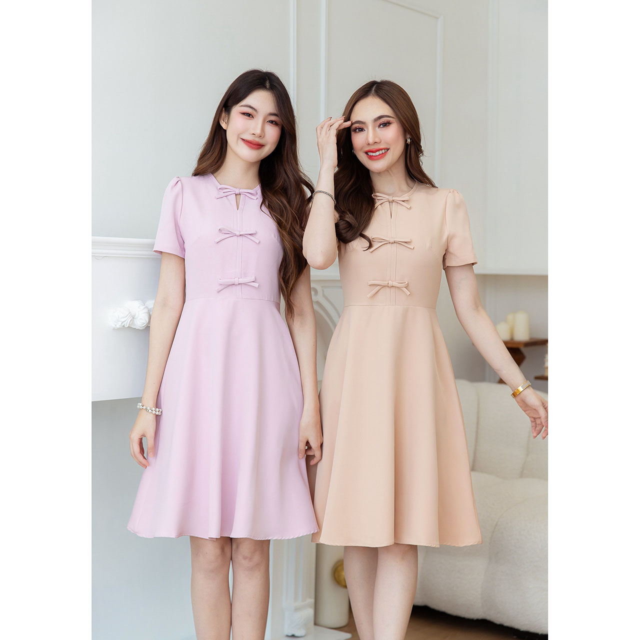 kudapy เดรสสั้นสีชมพู/สีครีมเบจ ผ้าพื้นแต่งโบว์ แต่งโบว์ช่วงอก โทนสีสวยละมุน ผ้าพื้นทิ้งตัวสวย