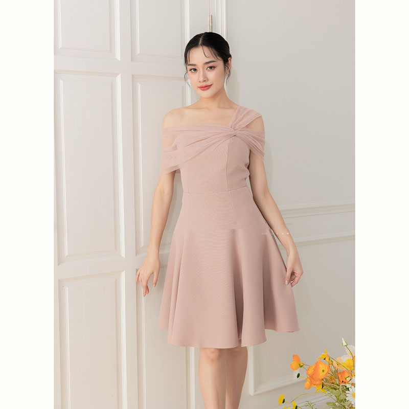 kudapy เดรสสั้นสีโอวัลติน/สีน้ำตาล/สีแดง พรางช่วงแขนแบบดีงามไม่เยอะไป กระโปรงบาน ทรงน่ารักมาก แถมพรางสะโพกได้ด้วย