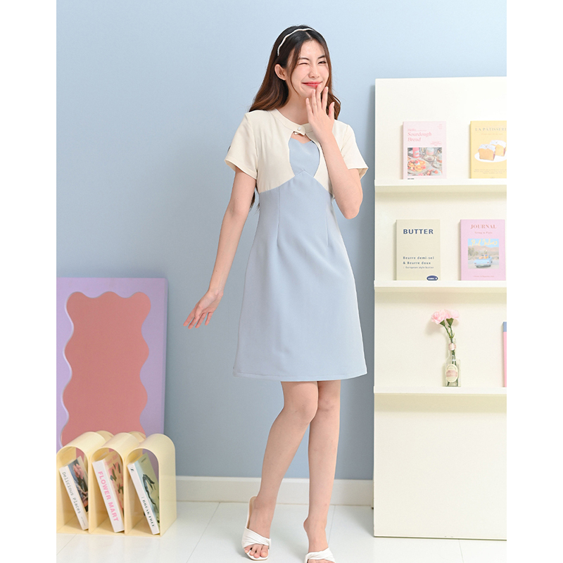 kudapy เดรสสั้นสีโอรส/สีฟ้าอ่อน ทรงเอแขนสั้น แต่งสีเสื้อตัวนอก แต่งกระดุมมุกที่คอเพิ่มความสวย