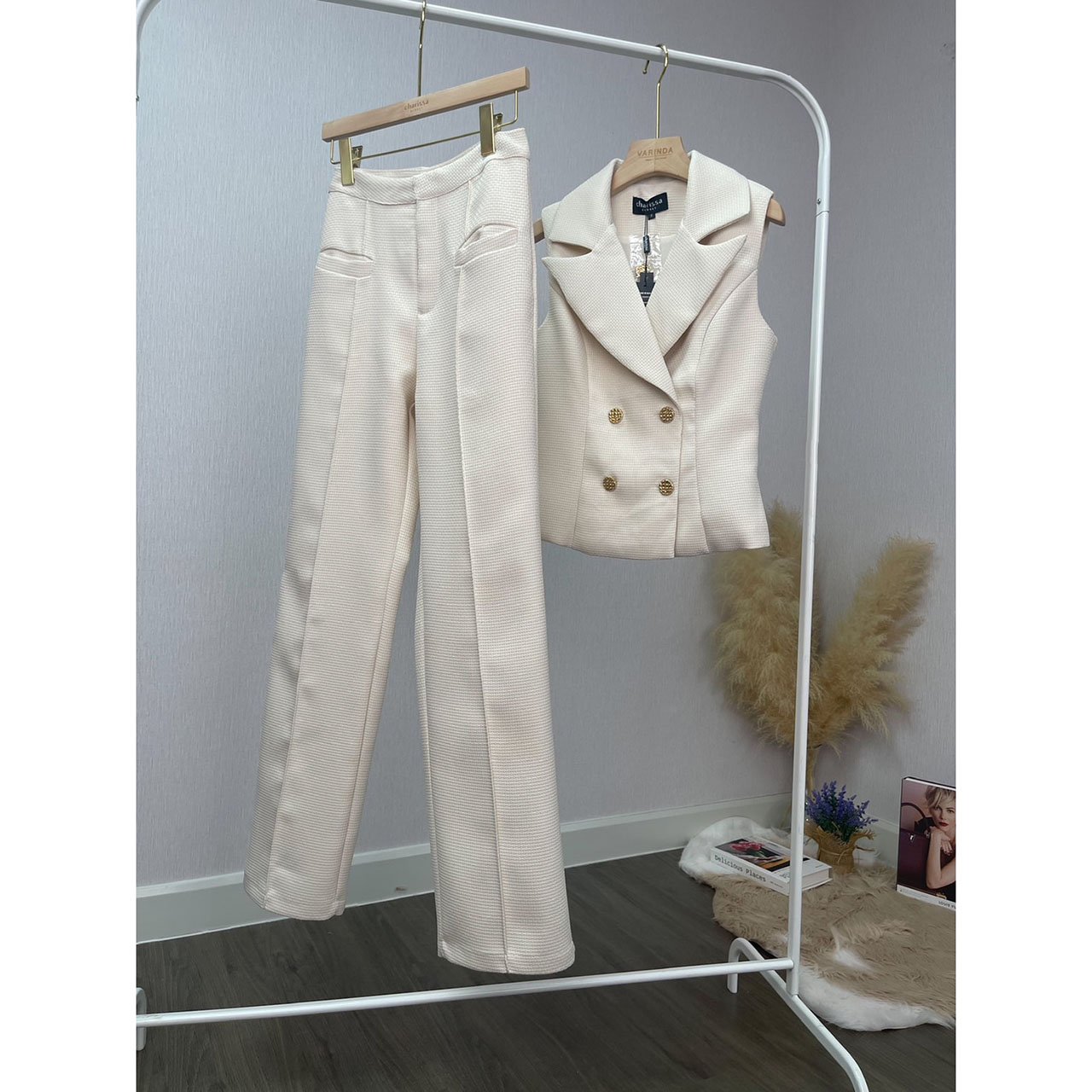 kudapy เซ็ทเสื้อแขนกุดเข้ารูปมาพร้อมกับกางเกงขายาว ตัวเสื้อแต่งกระดุมจริงสีทอง กางเกงใช้ผ้าเดียวกับเสื้อ ซิปตะขอหน้า กระเป๋าจริง