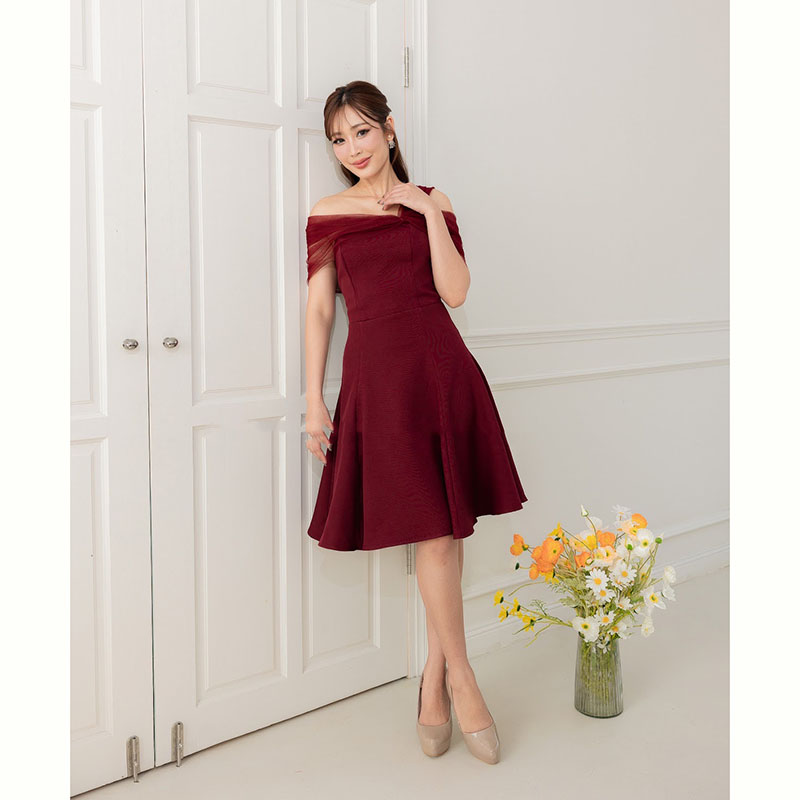 kudapy เดรสสั้นสีโอวัลติน/สีน้ำตาล/สีแดง พรางช่วงแขนแบบดีงามไม่เยอะไป กระโปรงบาน ทรงน่ารักมาก แถมพรางสะโพกได้ด้วย