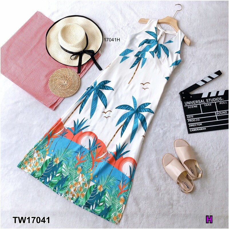 kudapy Maxi dress คอวีลายต้นมะพร้าวสุดชิคสีเขียว/สีขาว ดีเทลตัดต่อช่วงใต้อก สายไขว้ด้านหลัง ผ่าด้านข้าง 1 ข้าง