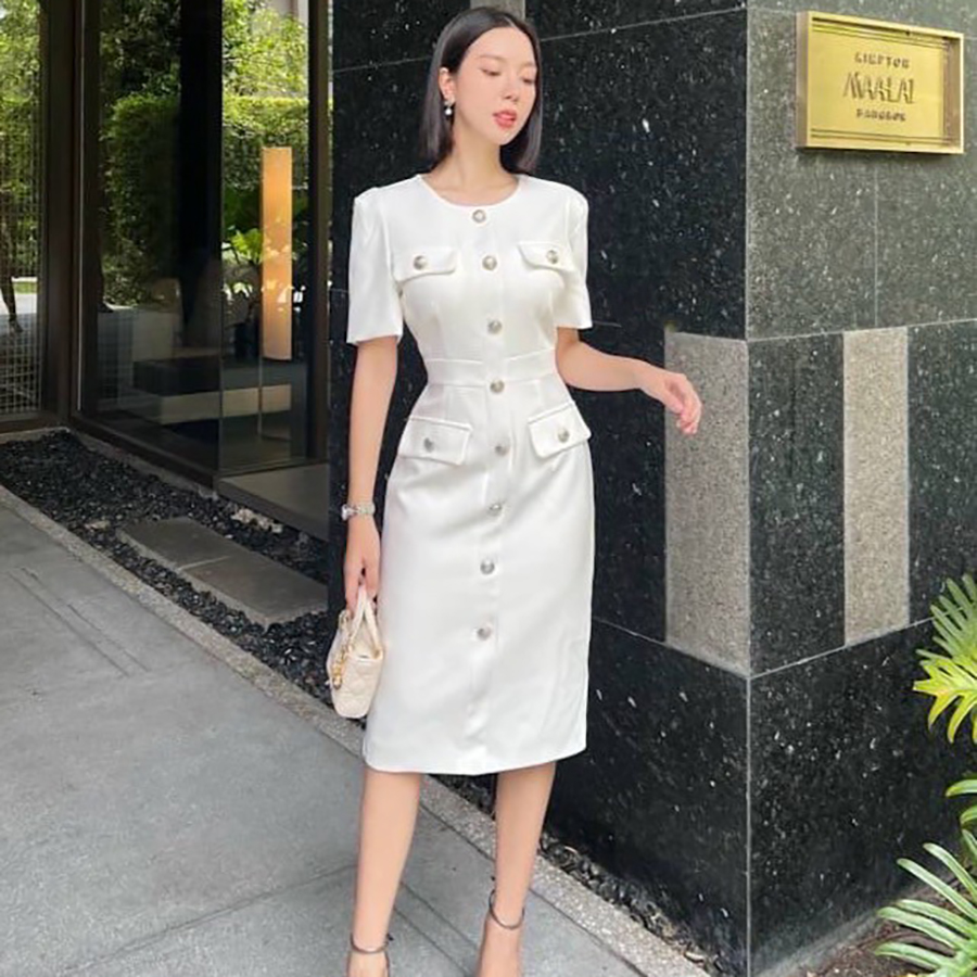 kudapy เดรสสั้นสีขาวแต่งกระดุมเงิน ทรงสอบยาว ทรงสวยมากก ตัวเดรสมีฟองน้ำในตัว เย็บขอบที่เอวให้เป็นทรงเข้ารูปสวย