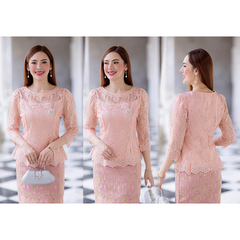 kudapy (เฉพาะเสื้อ) เสื้อลูกไม้สีม่วง/สีชมพู/สีขาว ตัวเสื้อใช้ผ้าลูกไม้ใยบวบเนื้อดีลายลูกไม้แน่นทั้งตัว คอกลมสูง ตัวเสื้อมาพร้อมซับในเนื้อดีในตัว มีซิปหลังสวมใส่ง่าย