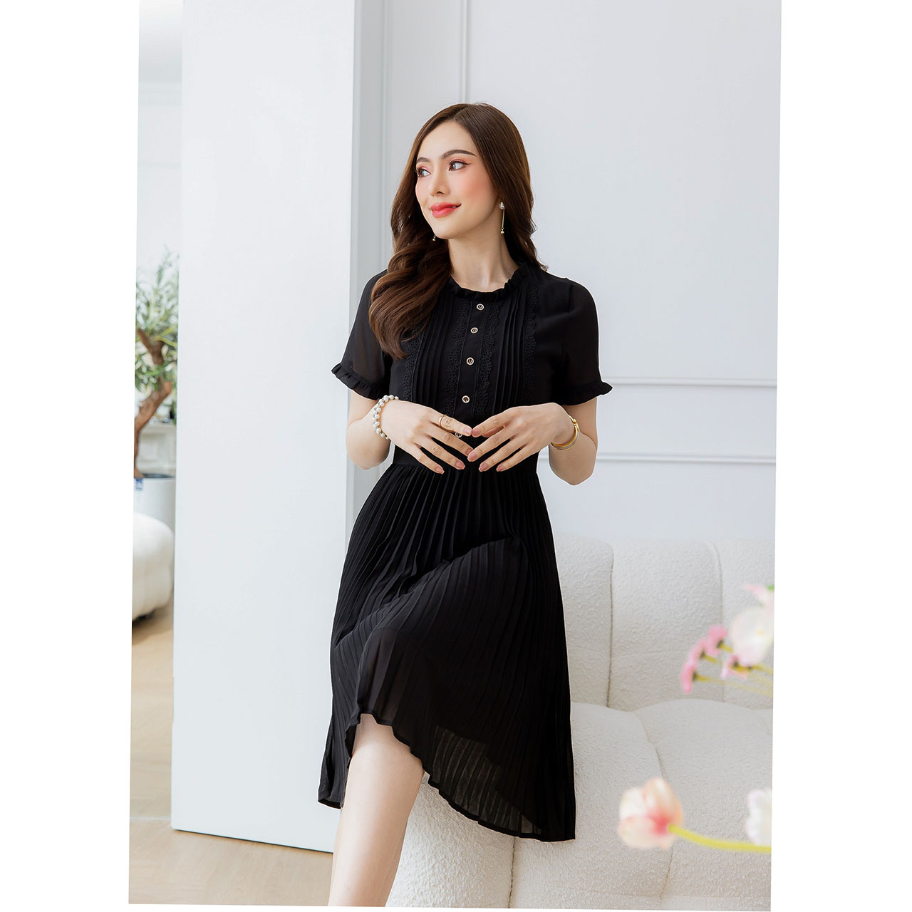 kudapy เดรสสั้นสีดำ ชีฟองกระโปรงพลีท สวยหวาน ผ้าพริ้วสวย ช่วงอกมีดีเทล เย็บตีเกล็ดสี่เลเยอร์ แต่งด้วยลูกไม้สี่เส้น