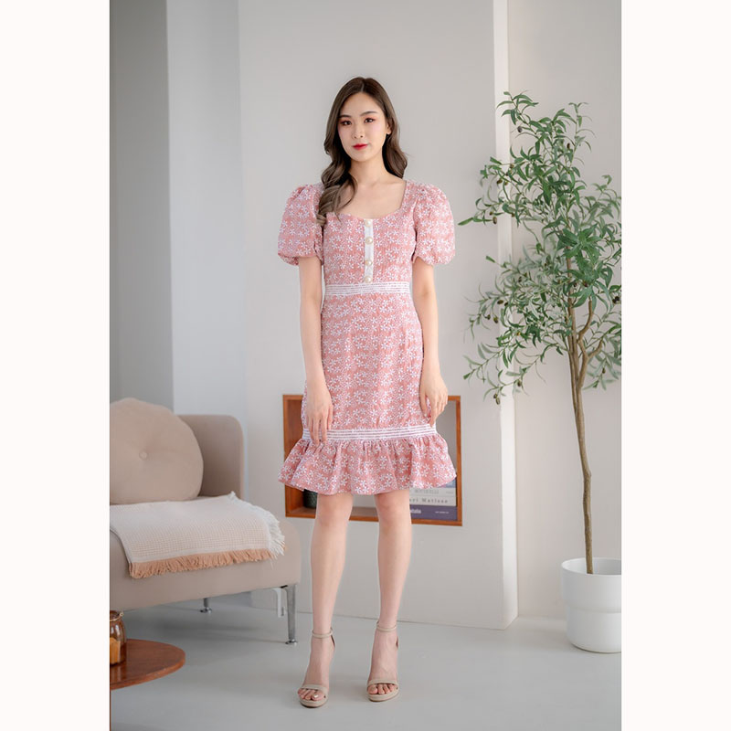 kudapy เดรสสั้นสีชมพู/สีขาว ผ้าอัดลายลูกไม้แต่งแขนตุ๊กตา ทรงเข้ารูป เบบี้ดอลสไตล์สาวเรียบร้อย ดีเทลเนี้ยบ