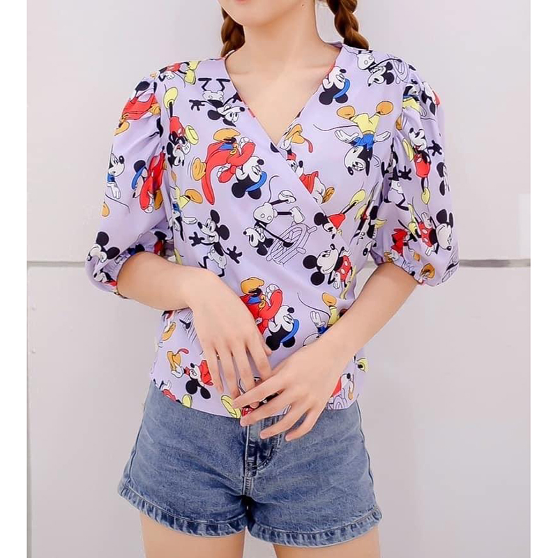 kudapy เสื้อพิมพ์ลายมิกกี้เม้าส์สีม่วง ทรงป้ายคอV งานน่ารัก มีสายข้างเอว
