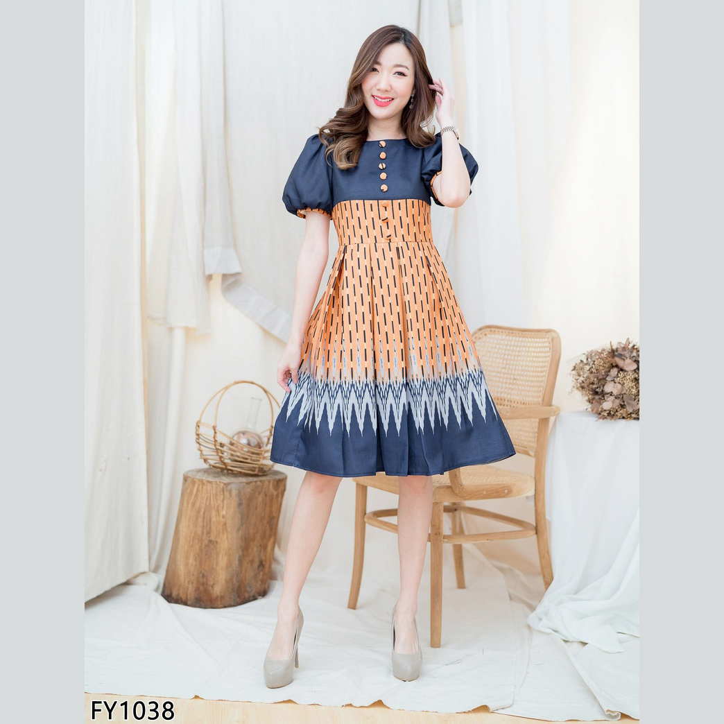 kudapy เดรสสั้นผ้าไทยคอเหลี่ยมสีชมพู/สีกรมท่า แขนตู้กตายกสูง เอวมีเข็มขัดรัดเข้ารูป ซิบหลัง