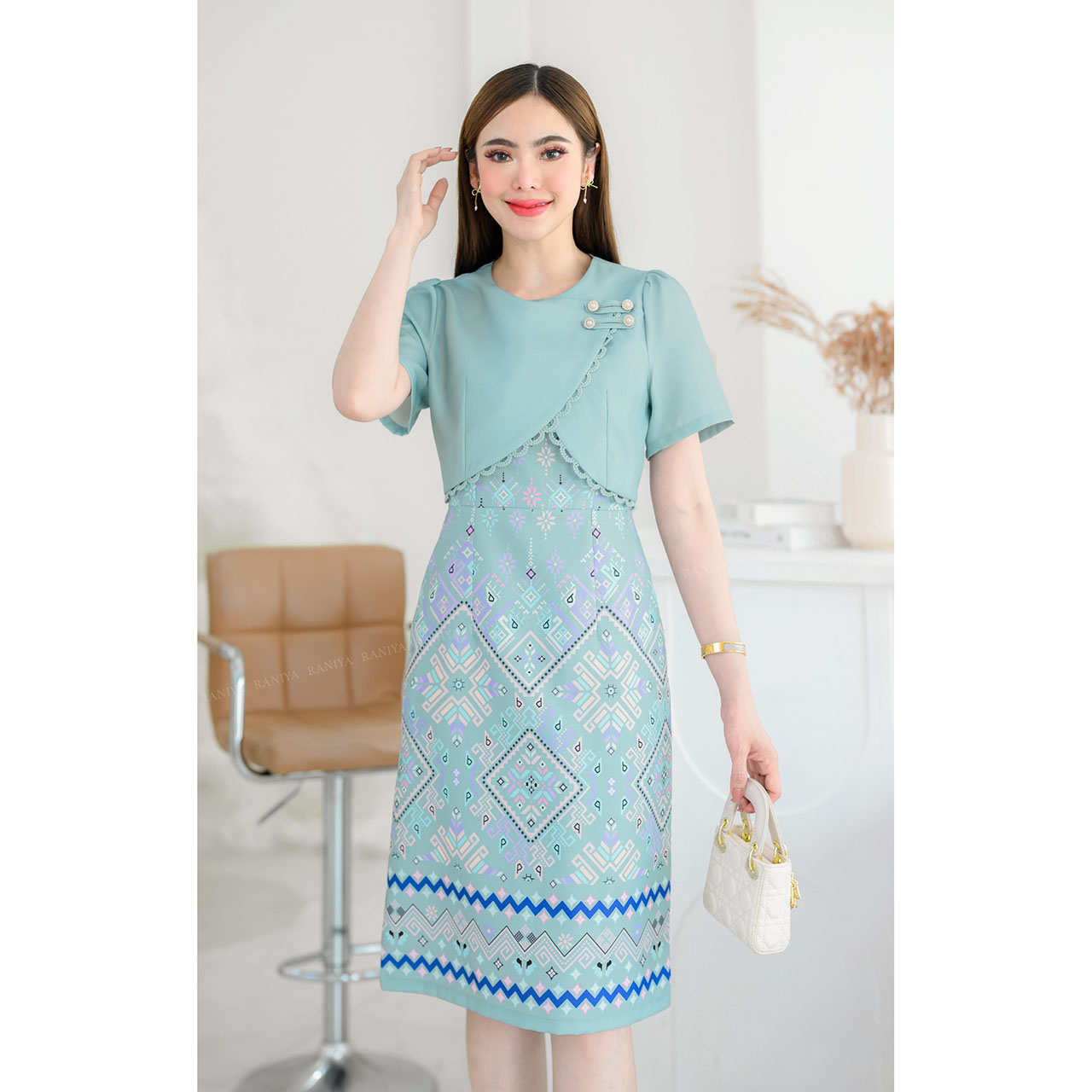 kudapy เดรสสั้น เดรสผ้าโพสลีเอสเตอร์เกาหลีแต่งกั๊กติดกระดุมมุกงาน พิมพ์ลายไทยแพรวา มีซับในและชิปหลังใส่สบาย