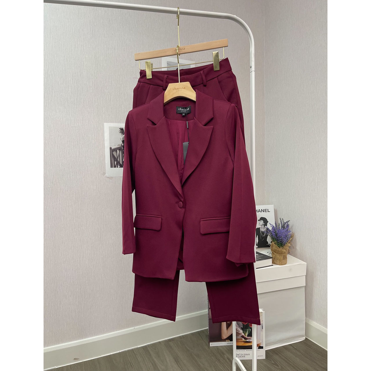 kudapy ชุดเซ็ท Blazer+กางเกง ผ้าดี เสื้อสูทมีซับในอย่างดี แต่งกระดุมผ้าเดียวกับสีชุด คู่กับกางเกงขายาวใส่สบาย