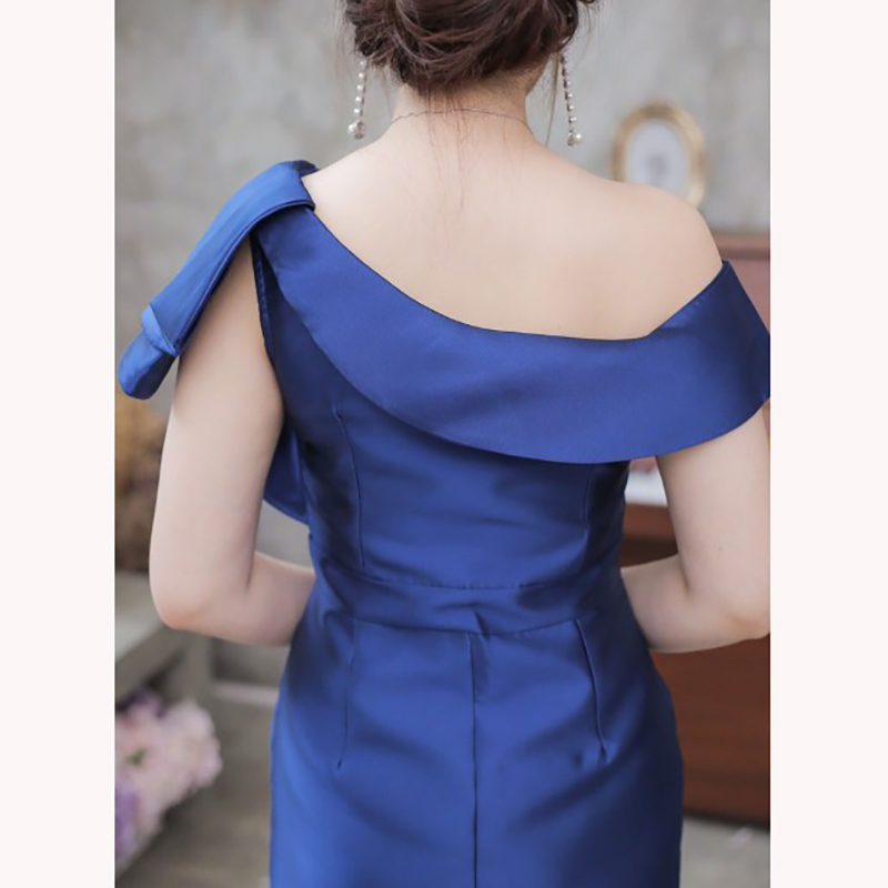 kudapy เดรสไหล่เฉียง สีน้ำเงิน/สีแดง เย็บแต่งระบายตรงหัวไหล่ กระโปรงผ่าหลัง มีซับในในตัว ซิบซ่อนด้านข้าง