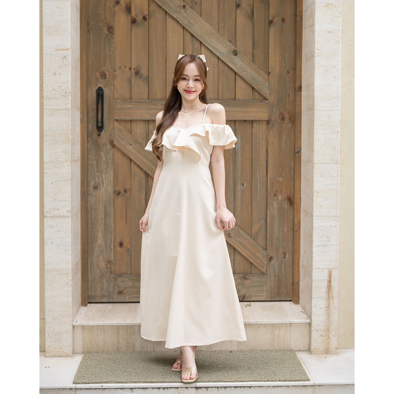 kudapy เดรสยาวสีครีมเป็นแบบเปิดไหล่ แต่งระบาย กระโปรงทรงเอ มีซับใน ซิปซ่อนด้านหลัง ผ้าเปเป้
