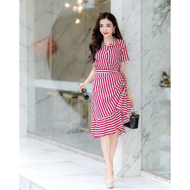kudapy Set 2 ชิ้น สีแดง/ดำ เสื้อเชิ๊ตแขนสั้น ลายริ้ว เนื้อผ้าไหมอิตาลี + กระโปรงแต่งระบายจับจีบข้างเอว ลายริ้วเนื้อผ้าไหมอิตาลี