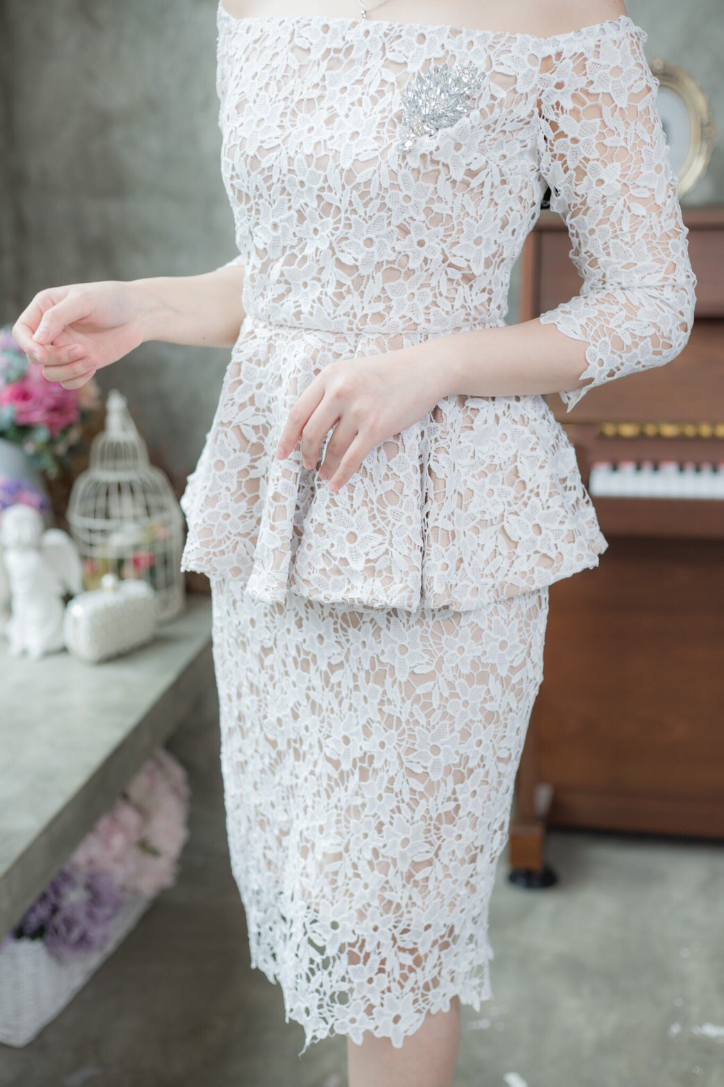 ชุดไปงานแต่งสีขาว เดรสลูกไม้เปิดไหล่เอวระบาย ผ้าลูกไม้ทอแน่น งานละเอียดปราณีตสุดๆ