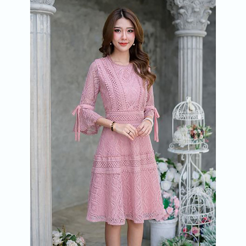 kudapy เดรสสั้นสีชมพูสี/แดง ลูกไม้กระโปรงบาน แต่งแทบลูกไม้คาดเพื่อความสวยงามทั้งชุด