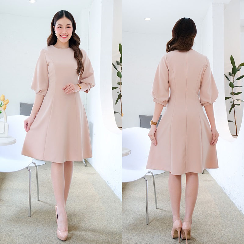 kudapy เดรสสั้นสีชมพูเข้ม/สีครีมเบจ/สีชาไทย คอกลม แขนสามส่วน ปลายแขนจีบบอลลูน ช่วงตัวตีเกร็ดเอว เข้ารูป กระโปรงบาน พรางสะโพก ซิปหลัง ใส่ง่าย