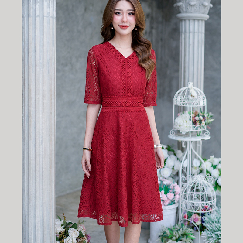 kudapy เดรสสั้นลูกไม้แขนยาวคอวีสีชมพู, สีแดงสด แต่งลูกไม้รอบคอมาจนถึงเอว กระโปรงทรงบานพริ้วสวย มีซับในทั้งชุดแต่งซิปหลัง