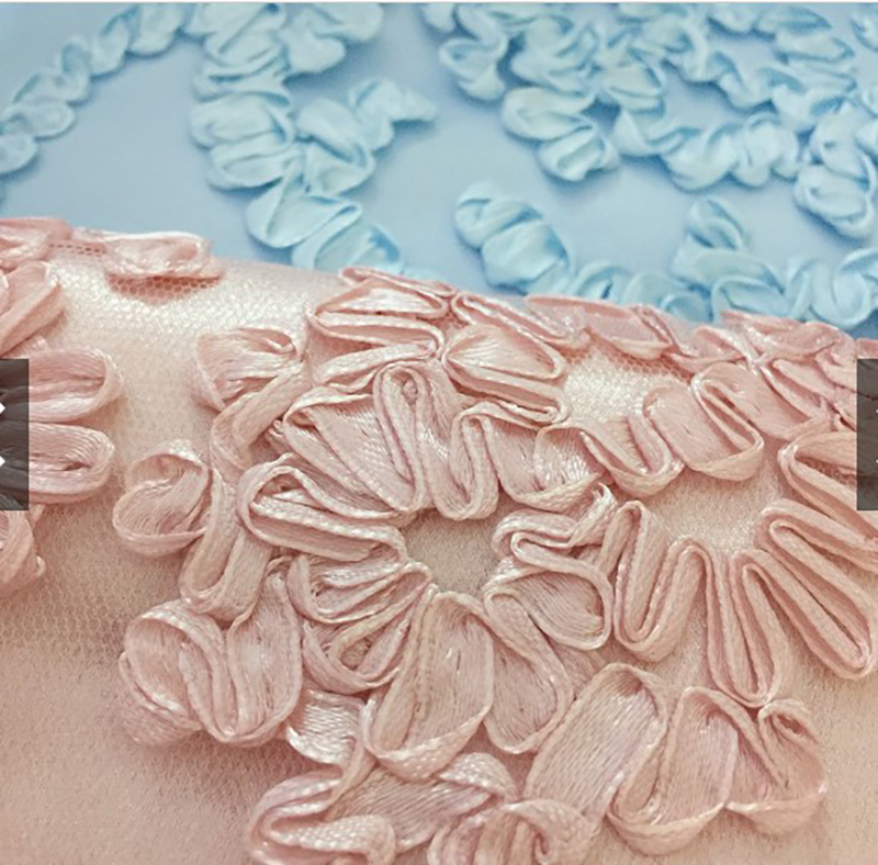 kudapy เดรสลูกไม้สีฟ้า/ชมพูพิ้งโกลด์ แขนสั้น คอวี กระโปรงระบายชาย ผ้ามุ้งปักลวดลายด้วยริบบิ้นผ้า