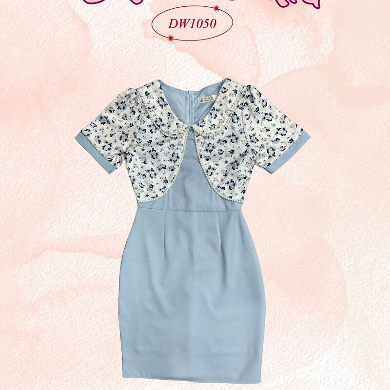 kudapy เดรสสั้นสีฟ้า/สีกรม/สีชมพู คอบัวลายดอกงานผ้าพื้น แต่งผ้าอัดลายเว้าข้าง สีน่ารัก โทนสุภาพ