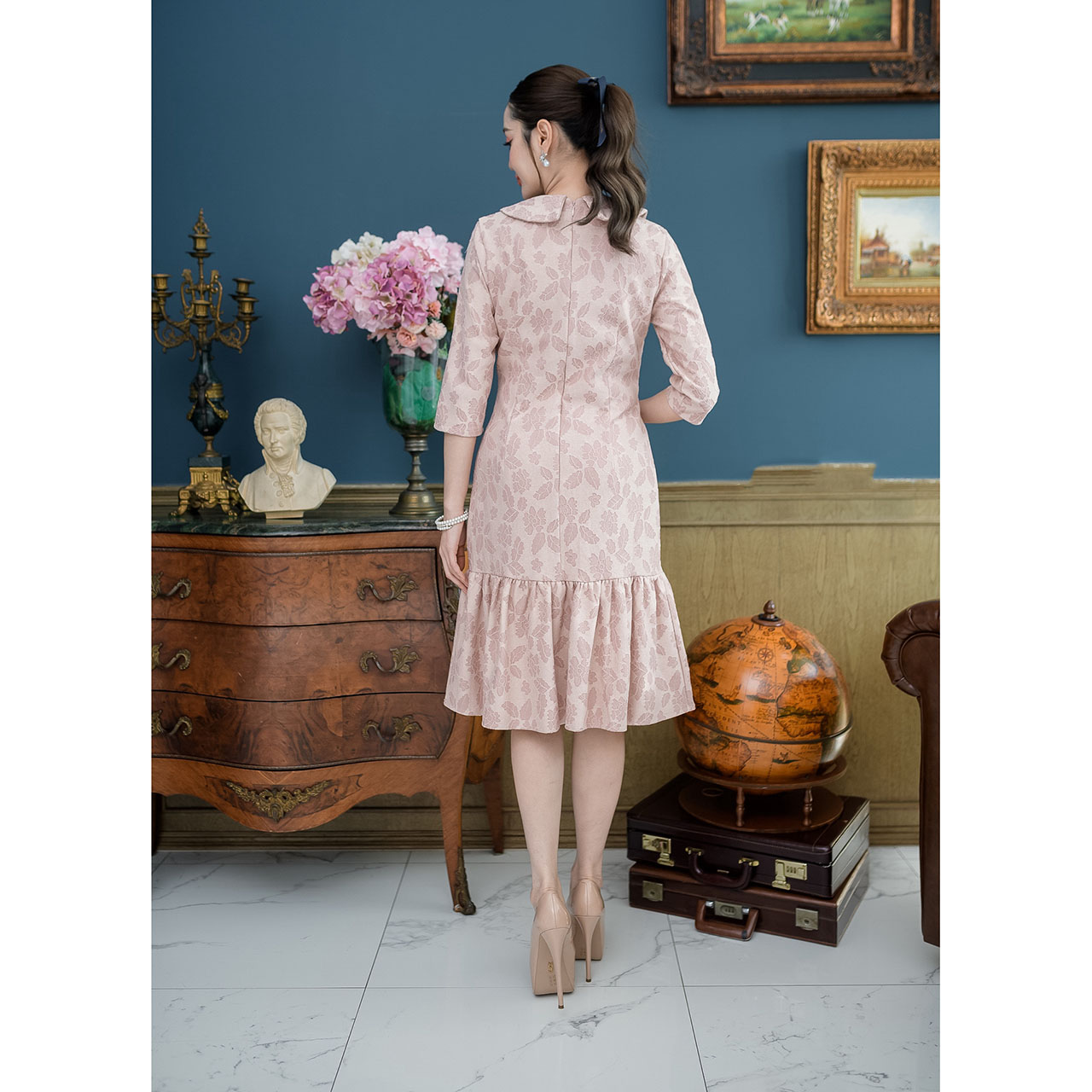 kudapy เดรสสั้นสีชมพู/สีม่วง ลูกไม่เนื้อนิ่มทรงเรียบร้อยสุภาพ ผ้าลูกไม้อัดกาวให้ทั้งชุด ทรงแขนยาวเลยศอก คอบัว แต่งกระดุม