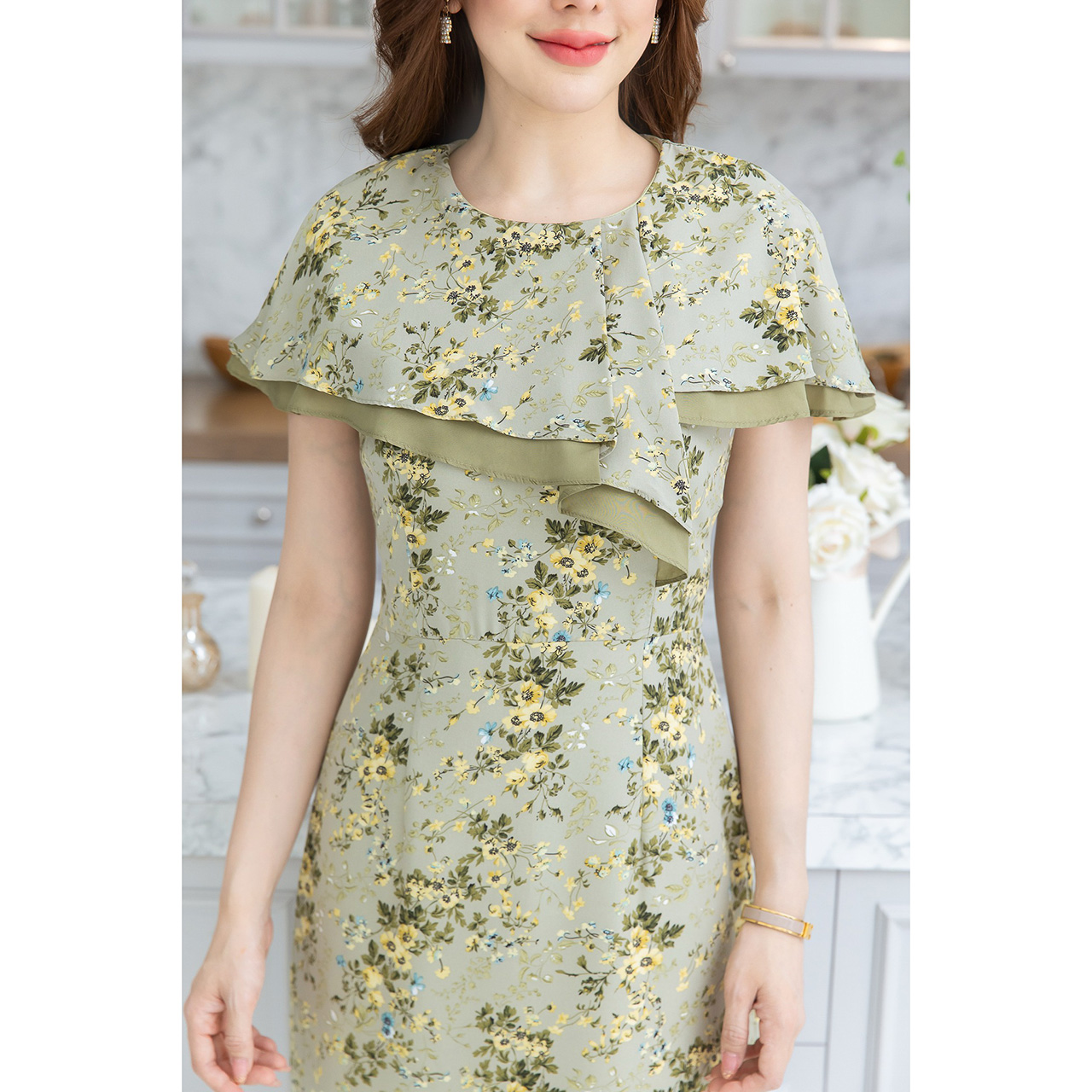 kudapy เดรสลายดอก เป็นดีไซน์คลุมไหล่เฉียงพับเป็นจีบ เป็นเลเยอร์สองชั้นกับผ้าพื้น สวยสดใสรับซัมเมอร์