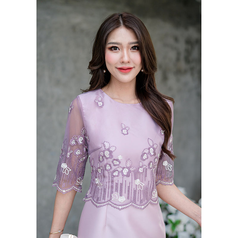 kudapy เดรสสั้นสีกรม/สีม่วงเผือก ผ้าไหมลูกไม้ปักลายเชิงสวยหวาน ดีไซน์เย็บคลุมด้วยเสื้อลูกไม้แขนศอกด้านบน