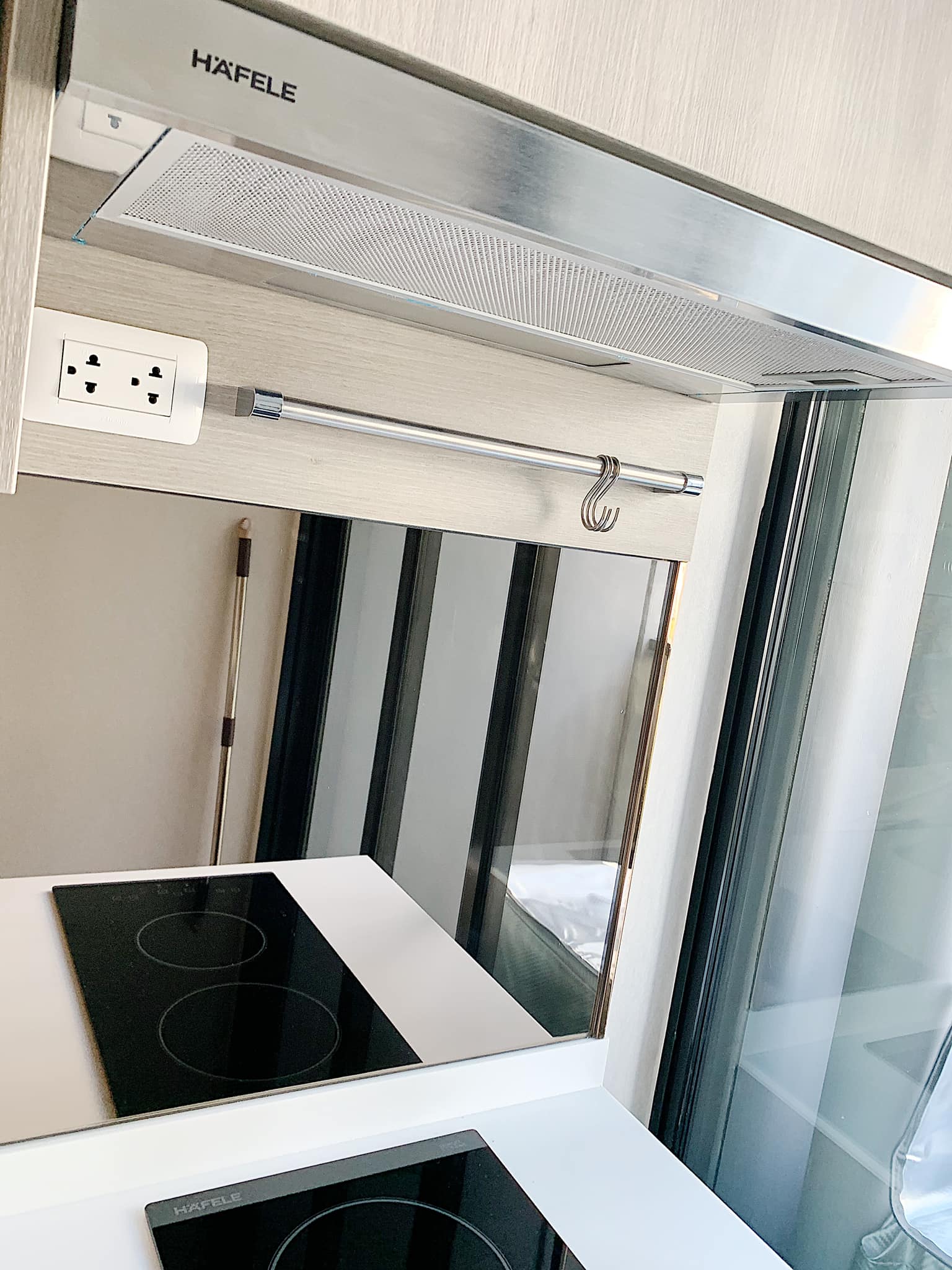 ให้เช่าคอนโด Knightsbridge Collage Ramkhamhaeng (ไนท์บริดจ์คอลลาจ – รามคำแหง) - ตกแต่งเฟอร์ครบมีเครื่องซักผ้าห้องครัวปิด - การเดินทาง: รถไฟฟ้า MRT หัวหมาก 100 เมตร MRT ลำสาลี 550 เมตร