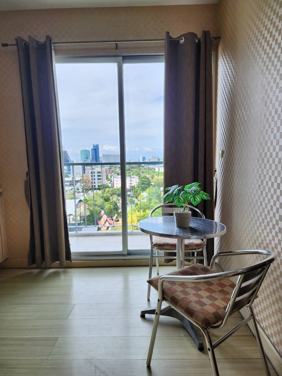 ให้เช่าห้องแบบ 2ห้องนอน 2ห้องน้ำ โซนพื้นที่ MRT ศรีลาซาล คอนโด The Parkland Srinakarin (เดอะ พาร์คแลนด์ ศรีนครินทร์) High Rise ขนาดห้อง 66 ตรม. ชั้น 11 ตึก D ให้เช่า 15,000 ต่อเดือน สัญญาขั้นต่ำ 1 ปี