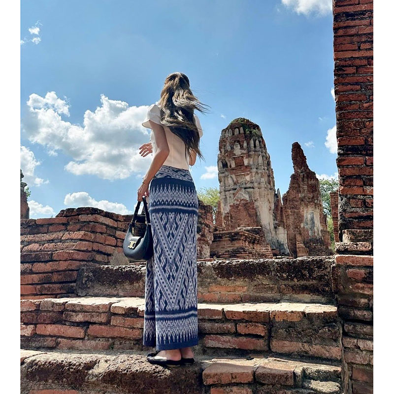 kudapy ชุดเซ็ทเสื้อคอกลมแขนสั้นทรงกลีบบัว แต่งกระดุมปั้มด้านหน้า สีขาวมุข งานผ้าไหมนิ่มอัดกาว มีซิปซ่อนหลัง +ผ้าถุงสำเร็จรูป ซิปหลัง เย็บแบบ ป้าย ทบผ้า เนื้อผ้าฝ้ายครามทอลายลิซ่า