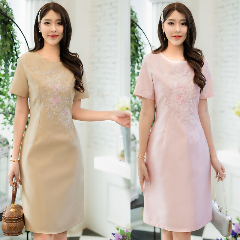 kudapy เดรสสั้นสีชมพู/สีน้ำตาลอ่อน ผ้าไหมญี่ปุ่นอัดกาว มีซับในและซิปหลัง ปักลายดอกไม้ดูสวย ทันสมัย