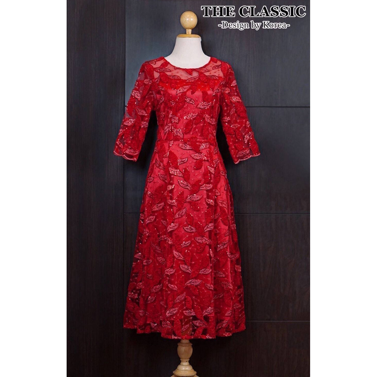 kudapy เดรสยาวออกงานปักเลื่อม ใช้ผ้าเนื้อดีปักลวดลายใบไม้ ปักเพิ่มเติมขอบด้วยเลื่อมเน้นลายชัด