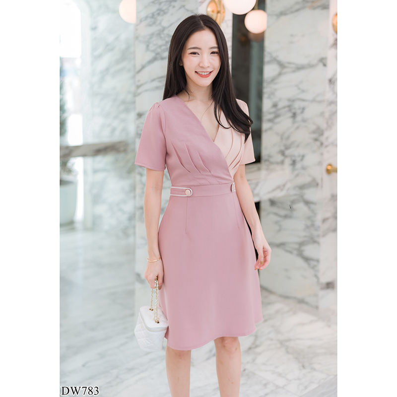 kudapy เดรสสั้นคอวีทูโทนสีชมพูตัดครีมพีท คอวีจีบอกเสื้อสองสีแขนสั้น