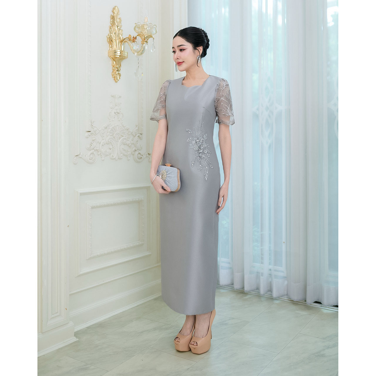 kudapy เดรสผ้าไหมอัดกาวทั้งชุด งานทรงตรงสวยเรียบหรู ด้านหลังกระโปรงผ่า งานแต่งลูกไม้แต่งเลื่อมช่วงแขนและตกแต่งดอกไม้ประดับช่วงเอว