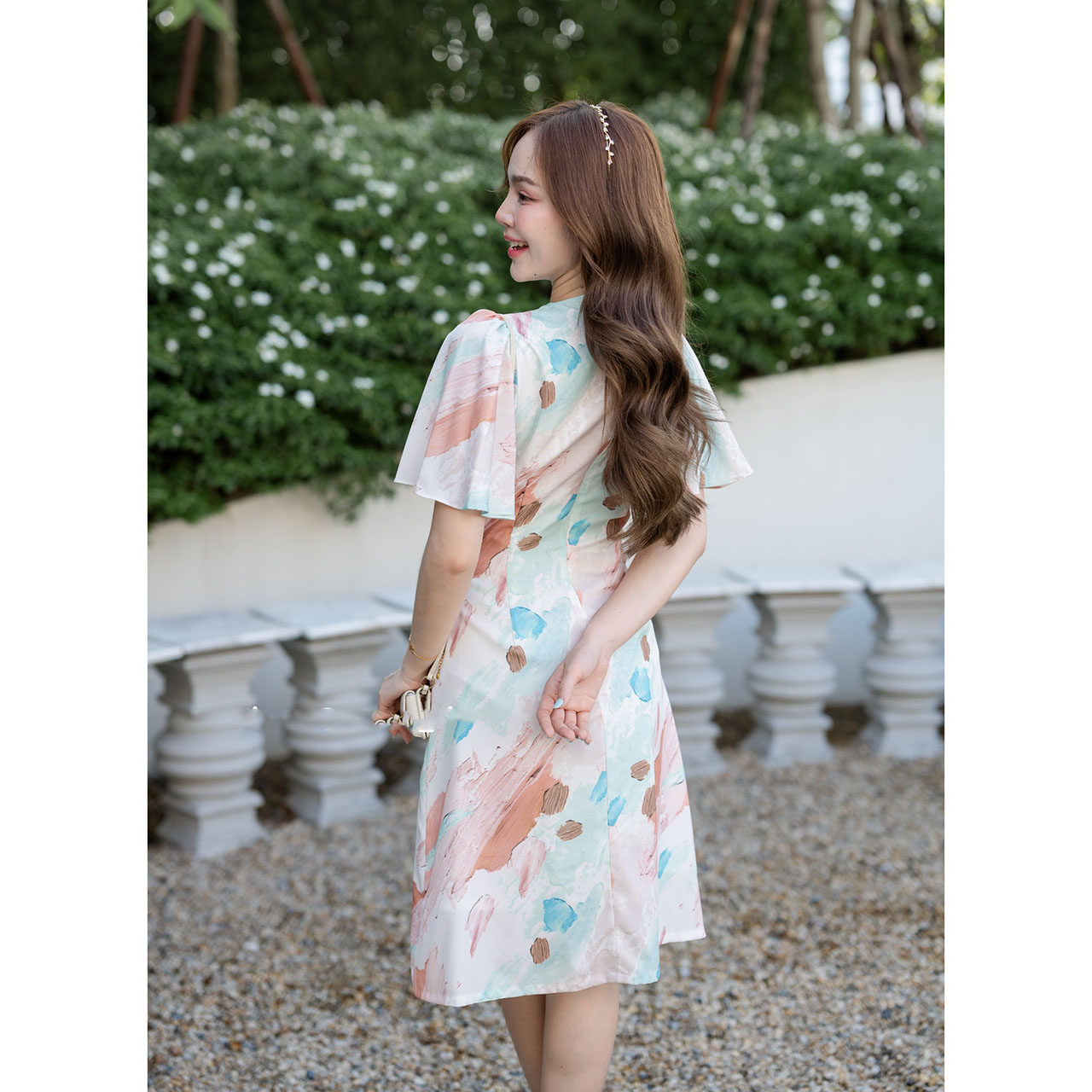 kudapy เดรสสั้นสีเอิร์ธโทน/สีพาสเทล/สีโทนฟ้า/สีโทนสีโอรส ตัวเสื้อเป็นคอวีจับจีบเดรปที่อก ต่อลงมาเป็นกระโปรงทรงเอบาน แขนเสื้อเป็นทรง Bell