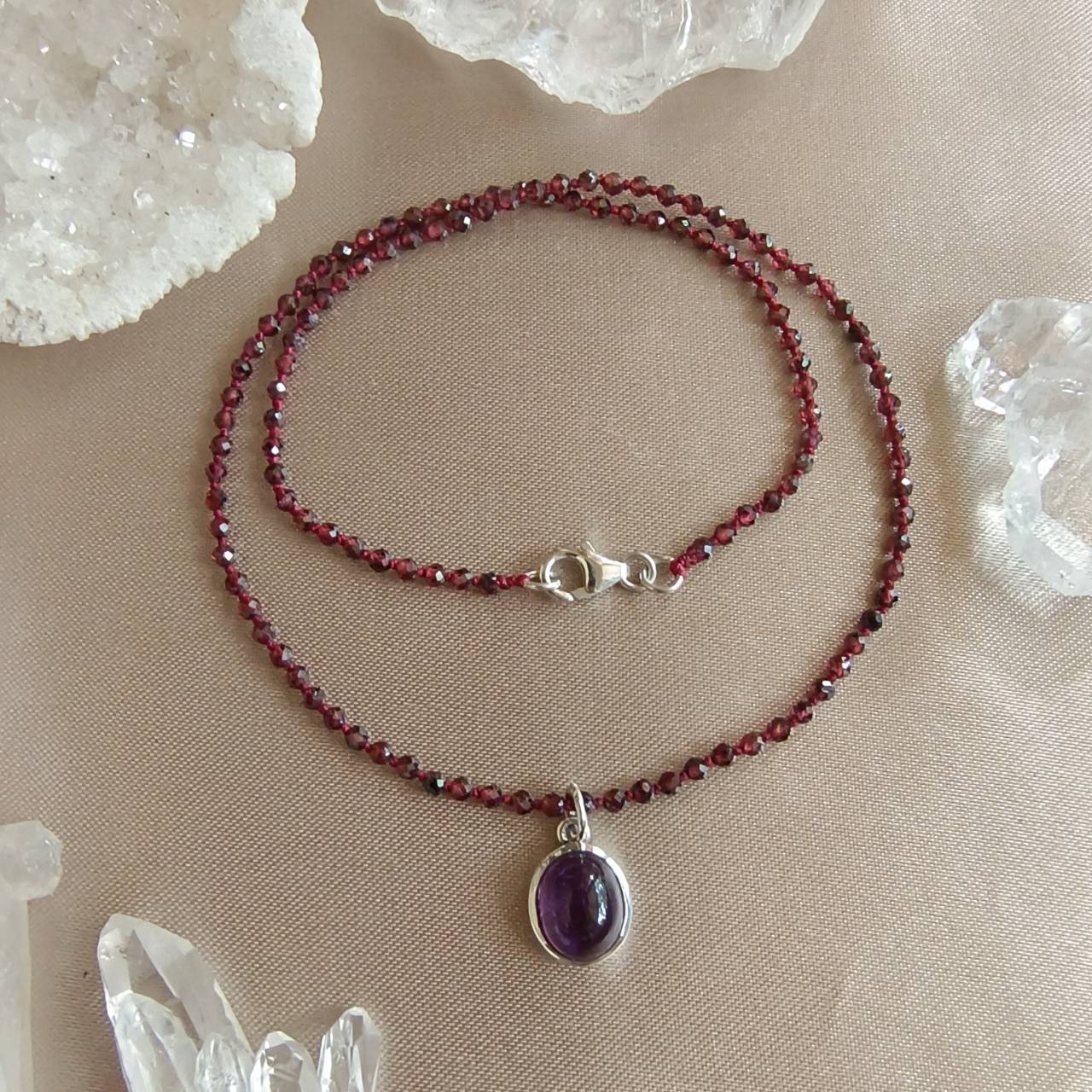 สร้อยคอเชือกถักหินโกมนกับจี้เงินหินอเมทิสต์
