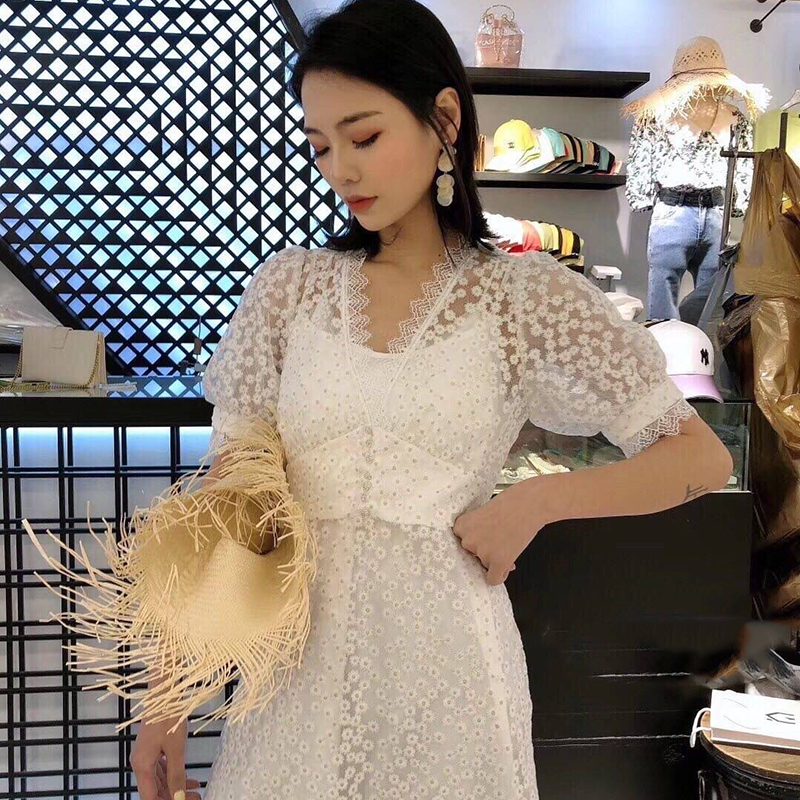 kudapy เดรสยาวสีขาว งานปัก+ซับในสายเดี่ยวแยกชิ้น ใช้ผ้าเนื้อดีปักลายดอกไม้ แต่งเกสรด้วยไหมดิ้นทอง ช่วงเอวแต่งประดับกระดุมเงิน