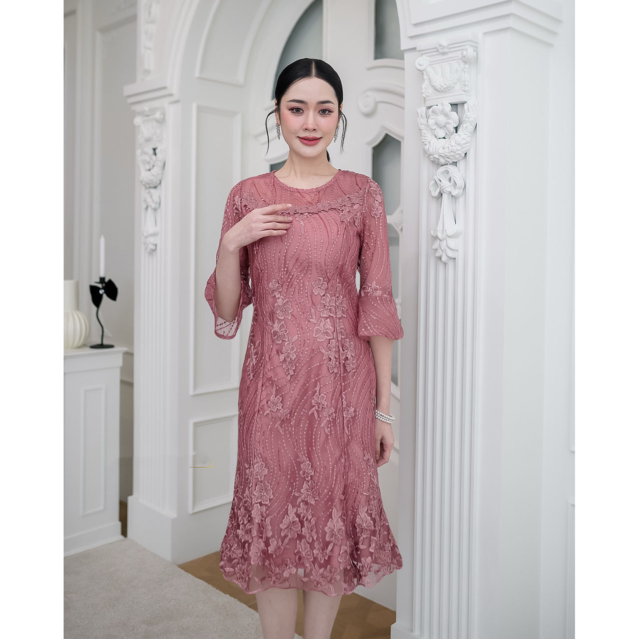 kudapy เดรสสั้นสีเขียว/สีชมพูกะปิ/สีดำ ลูกไม้ทั้งชุด งานปักดอกไม้ประดับเลื่อมโทนสีเดียวกับชุด ลายแถวไม้เลื้อยปักสลับงานสวยดูดี