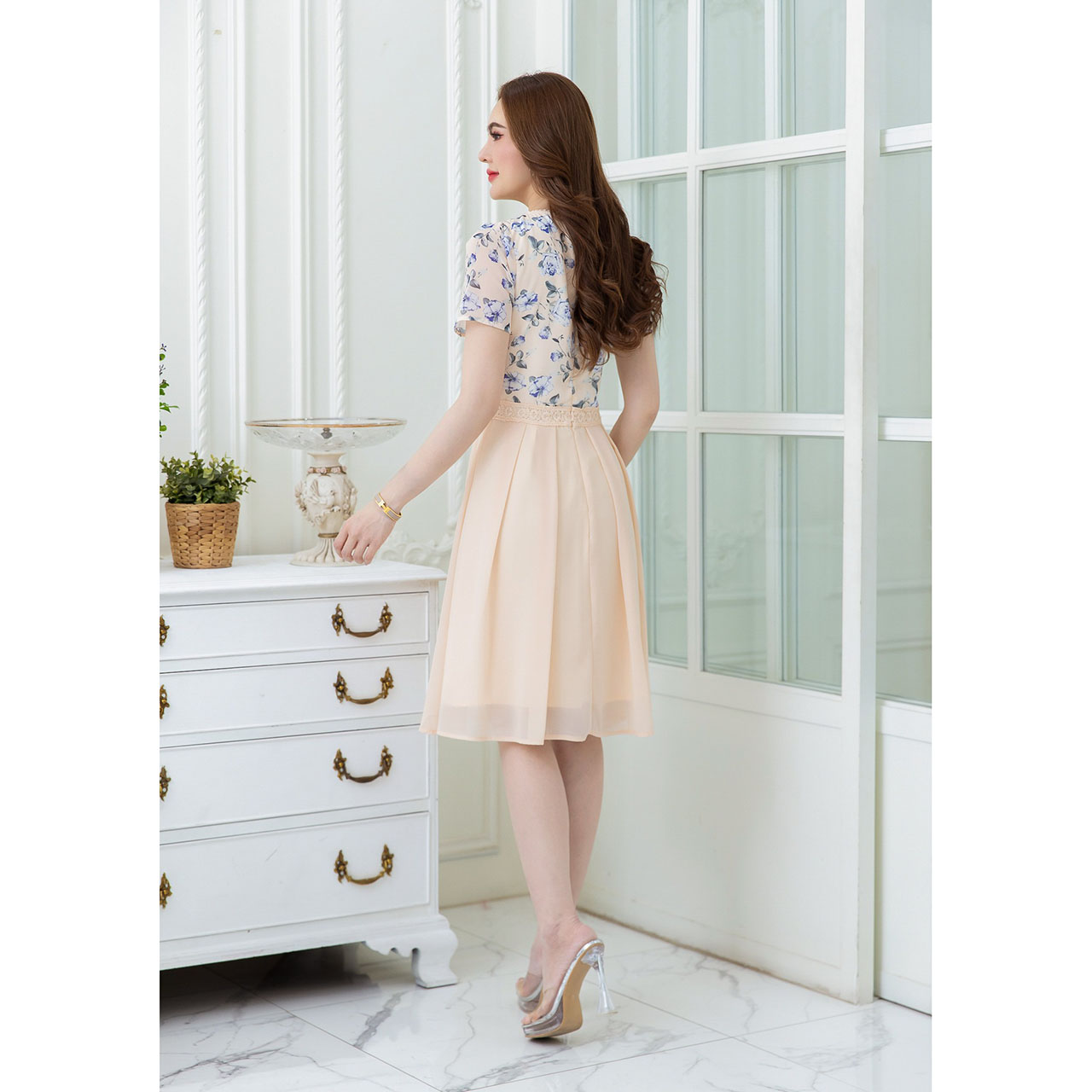 kudapy เดรสชีฟองลายดอกกระโปรงสีพื้น มึดีเทลแต่งลูกไม่รอบคอ อก และรอบขอบเอว ใส่สบาย