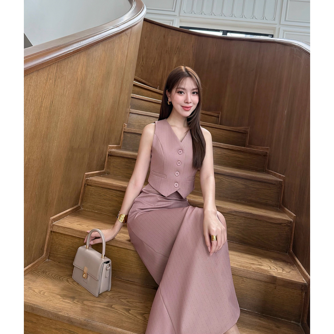 kudapy ชุดเซ็ทสีชมพูกะปิ/สีชมพูนู้ด/สีครีม ลายริ้วเสื้อแขนกุด+กระโปรงยาวผ่าหน้า สวยเกร๋มาก