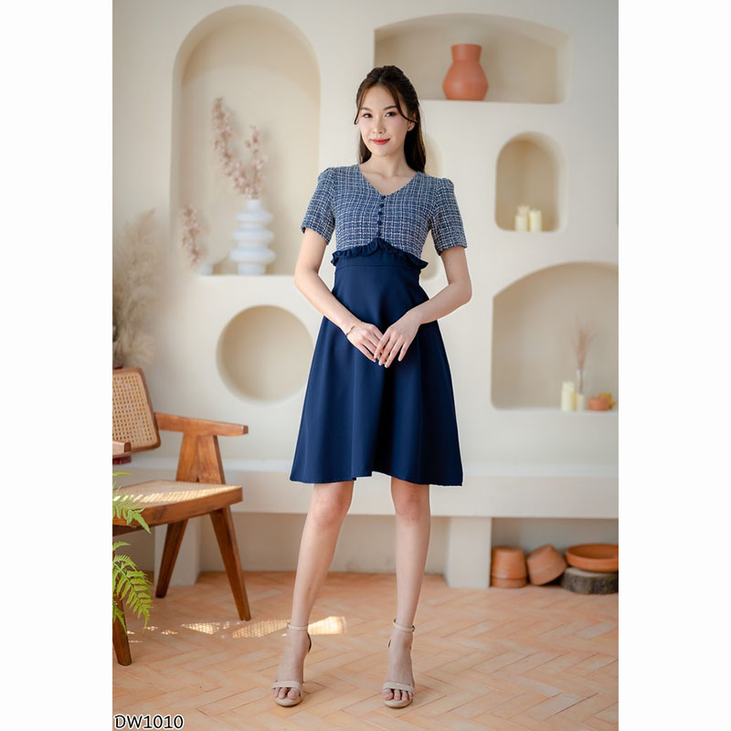 kudapy เดรสสั้นลายสก็อตสีดำ/สีน้ำตาล/สีกรม ผ้าทวิสรูปคอวี ทรงเข้ารูป