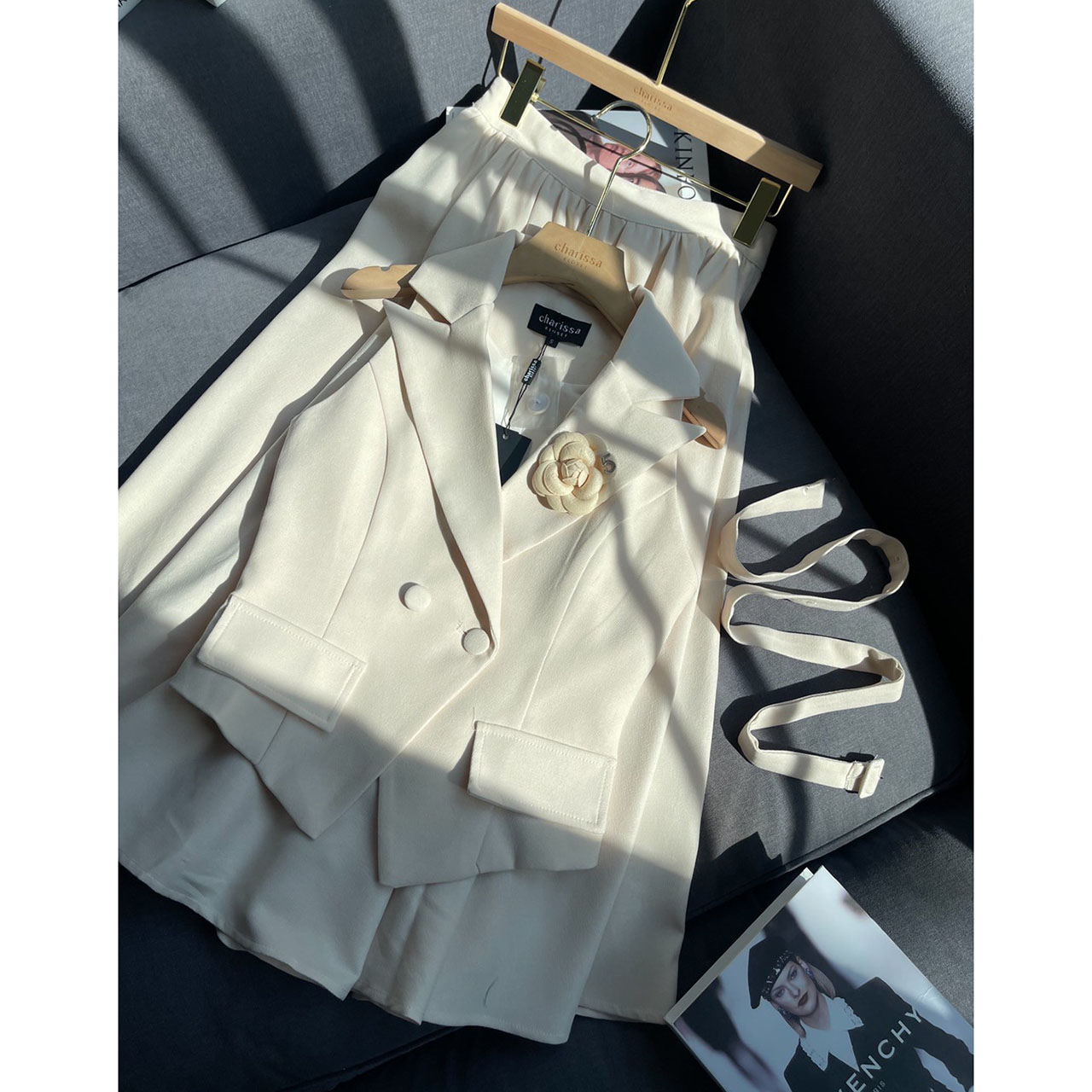 kudapy เซ็ทเสื้อแขนกุดทรงเข้ารูปมาพร้อมกับกระโปรงทรงยาว วเสื้อเก็บทรงเข้ารูปสวย กระดุมปั้มติดได้จริง2เม็ด แต่งกระเป๋าหลอกซ้ายขวา