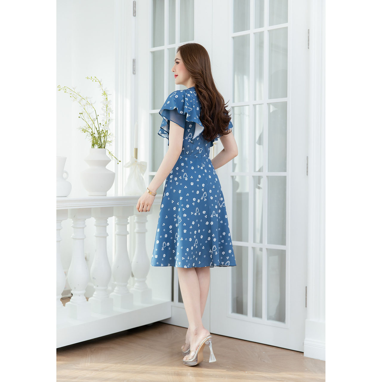 kudapy เดรสสั้นสีดำ/สีคราม พิมพ์ลายหัวใจและดอกไม้ แพทเทิร์นระบายแขนปีก ช่วงแขนเป็นชีฟองพื้นซ้อนกัน