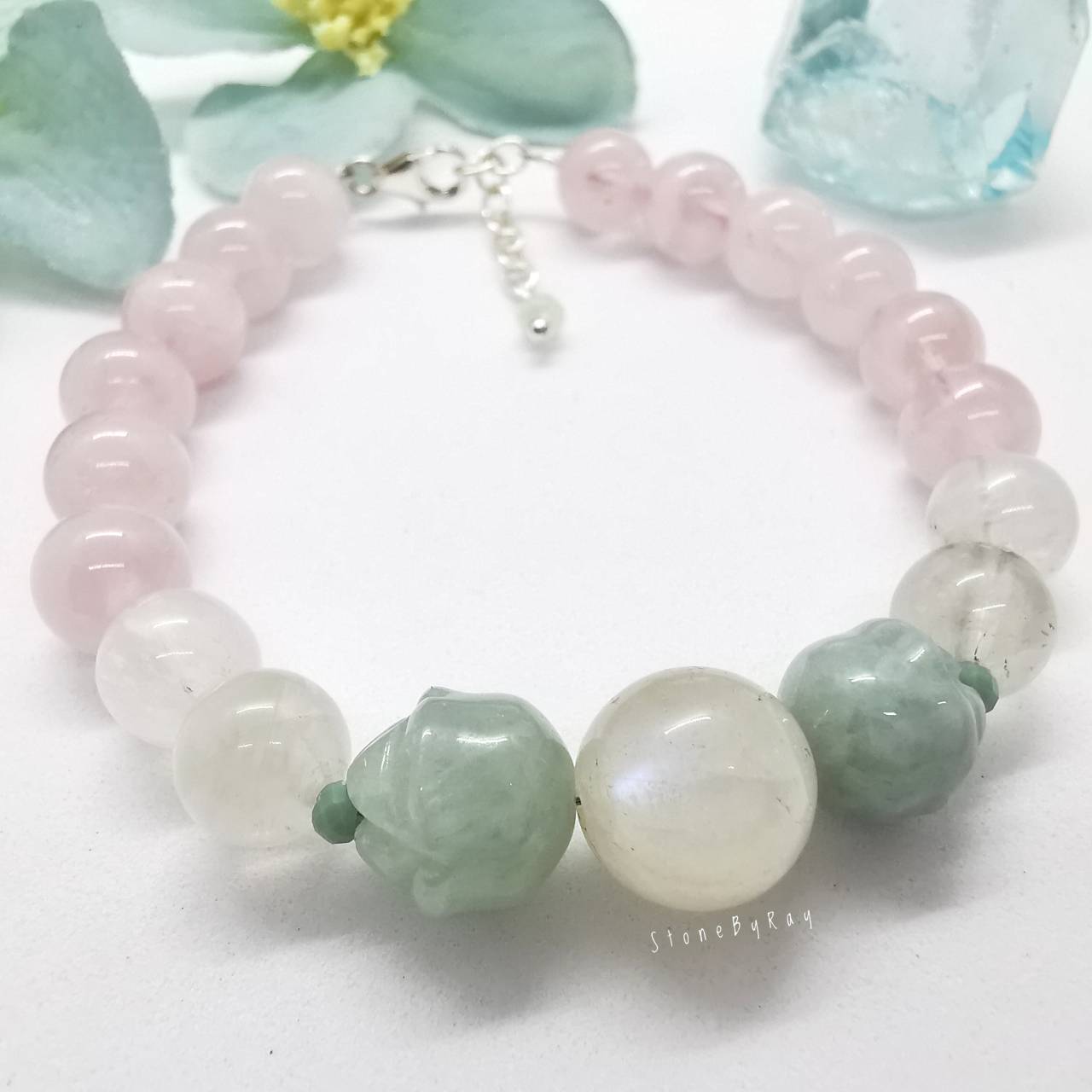 สร้อยข้อมือหินหยกกับโรสควอตซ์และมูนสโตน