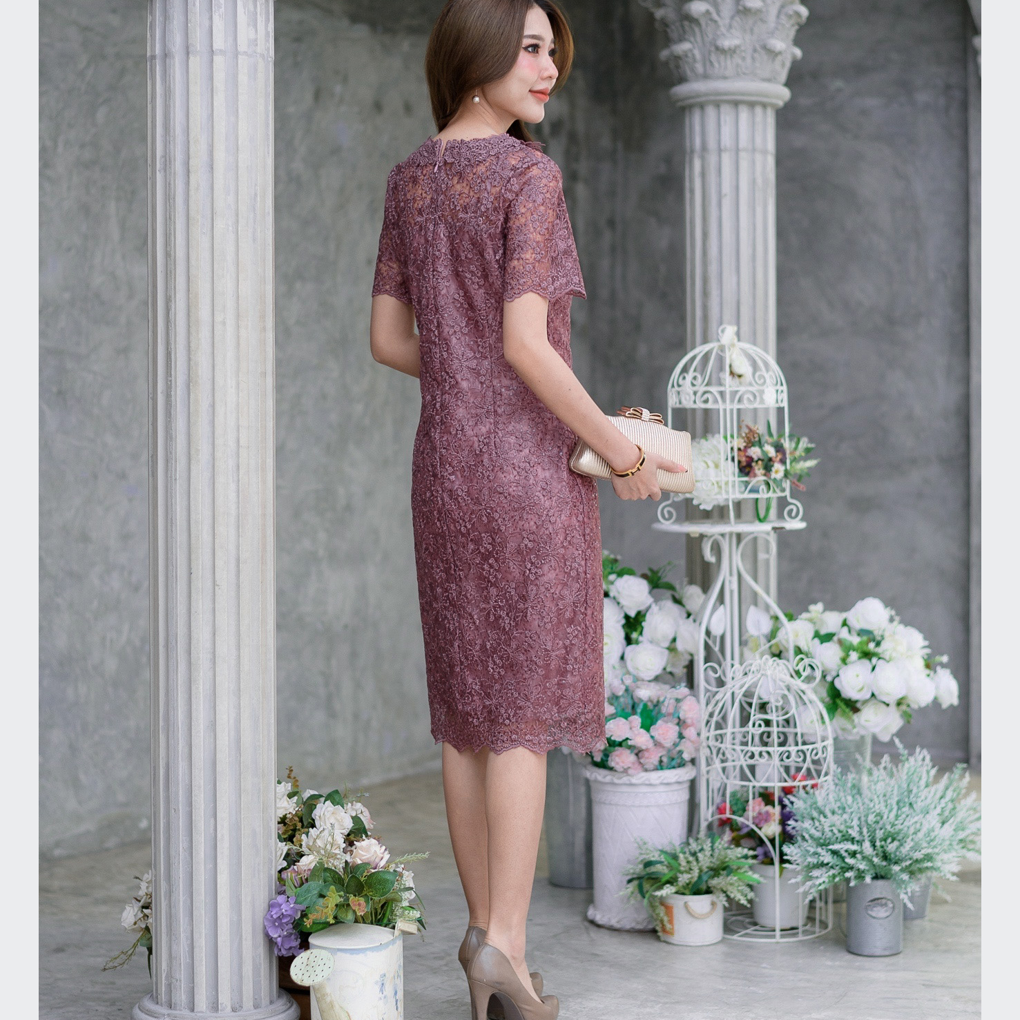 kudapy เดรสสั้นคอกลมปักเลื่อมแขนสั้นสีน้ำตาลกะปิ ทรงเอสวยหรู ลายโดดเด่น เนื้อผ้านิ่มมาก มีความหนานุ่มกําลังดี