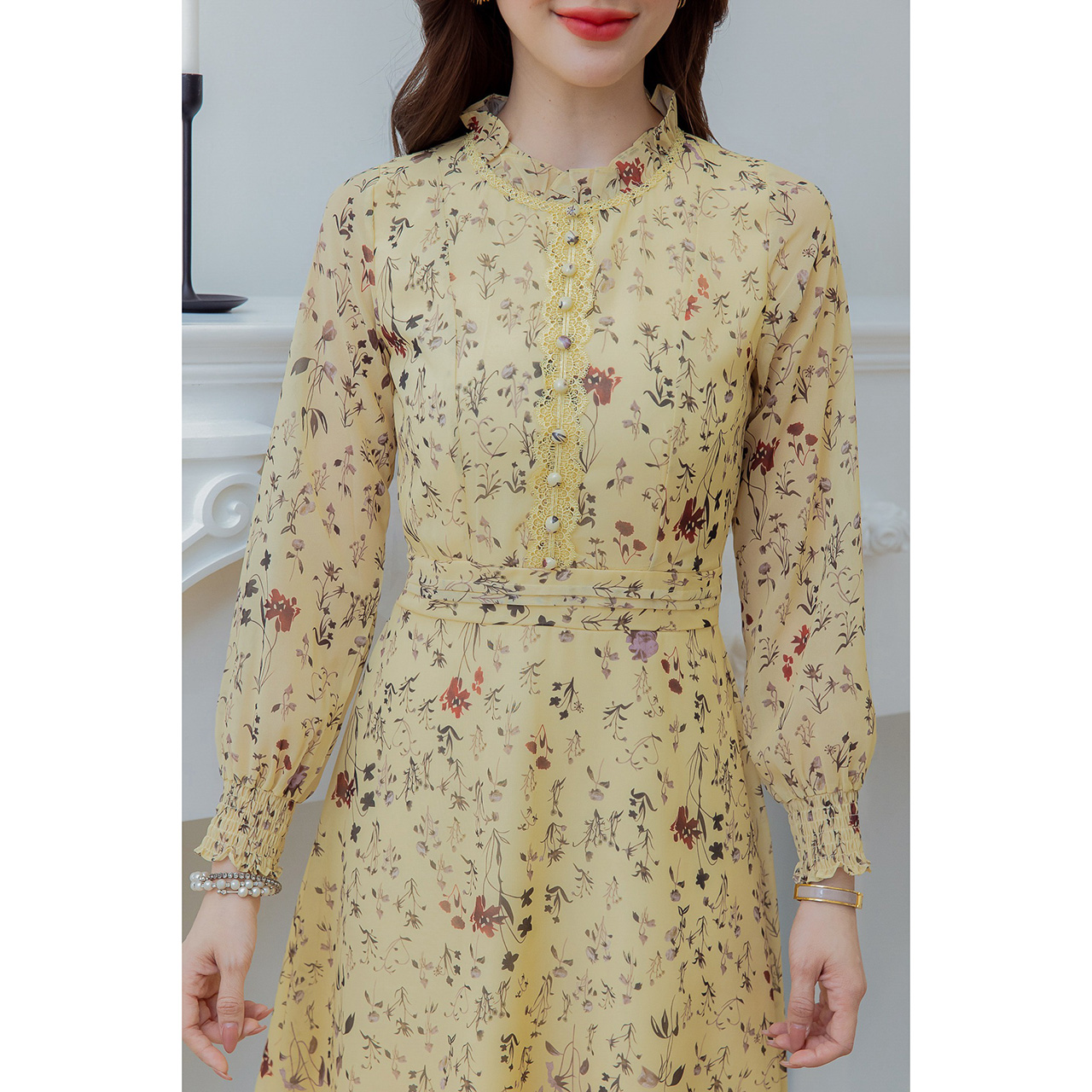 kudapy เดรสชีฟอง ลุคสวยหรู ดูดีชุดนี้ทั้งลายผ้า และดีเทล มีดีเทลคอจับจีบเล็กๆ ช่วงอกแต่งด้วยลูกไม้