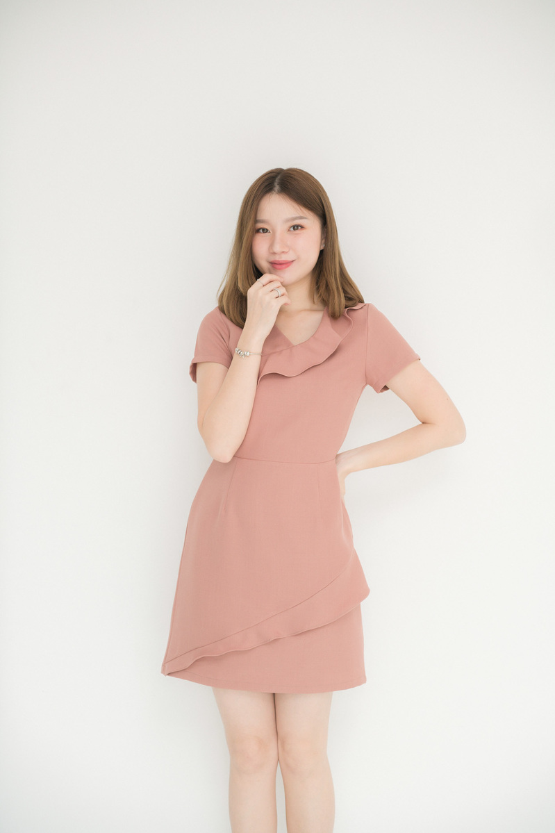 kudapy เดรสสั้นสีน้ำตาล/สีดำ/สีชมพู/สีกรม/เทา/เขียว/ฟ้าเทา คอวี ดีไซน์เล่นระบายที่คอและชายกระโปรง ตัวนี้น่ารักสดใส สไตล์มินิมอล